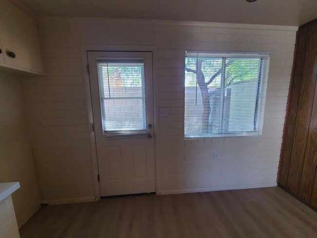 Building Photo - Charming two-bedroom, one-bathroom apartment