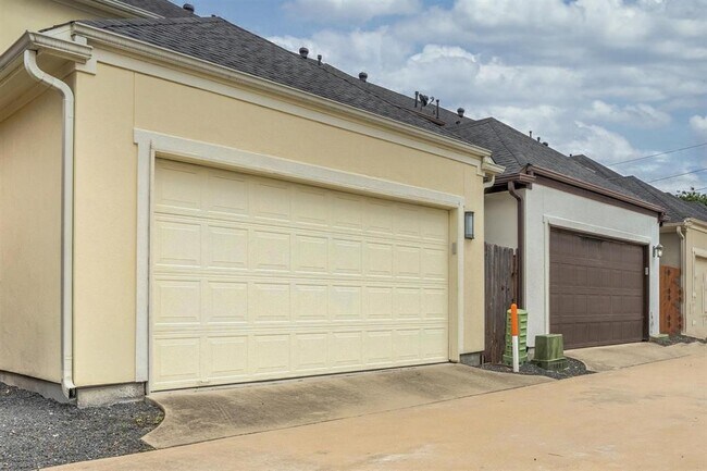 Building Photo - 2050 Palm Forest Ln