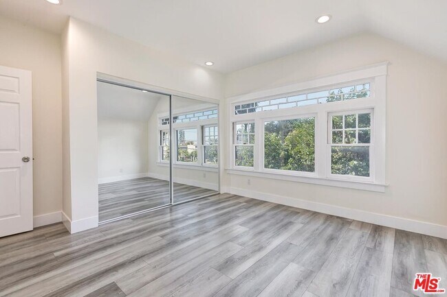 Building Photo - 1054 Maine Ave