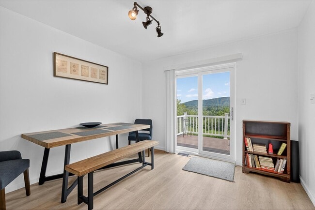 Building Photo - Gorgeous Newly Renovated 3 BR, 2.5 BA Town...
