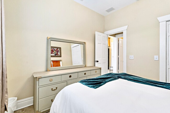 Building Photo - 1301 W Horatio St