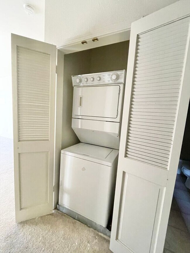 Building Photo - Great 2 bed, 2 bath, 2-story end-unit Condo in Rincon Valley!