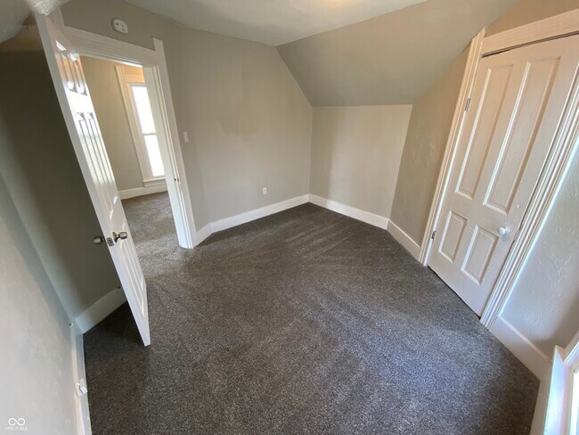 Building Photo - 510 W 5th St