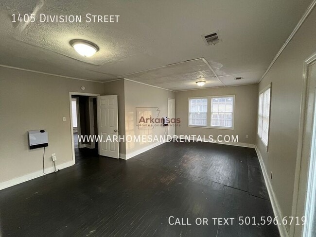 Building Photo - 1405 Division St