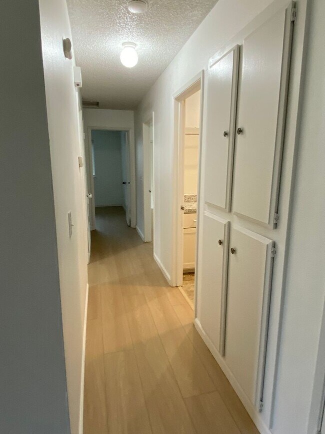 Building Photo - Available NOW - Cute 3 Bed 2 bath home in ...