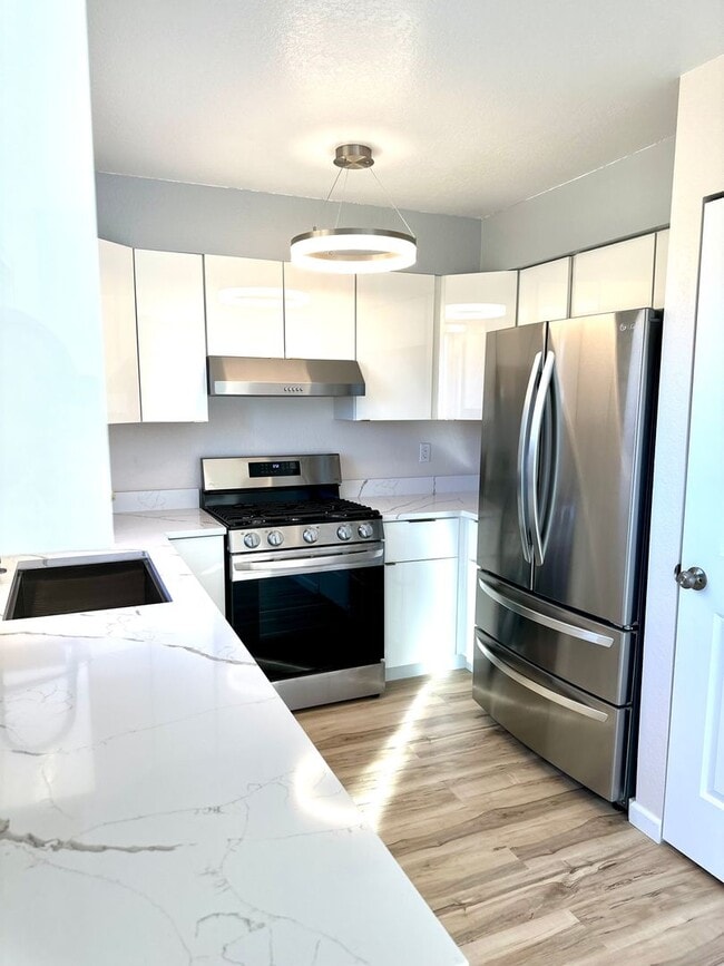 Building Photo - Newly Renovated Home 3 Bed 1 1/2 Bath 1-Car Garage on Century Place!