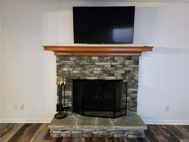 Building Photo - 3060 Glen Wallace Dr