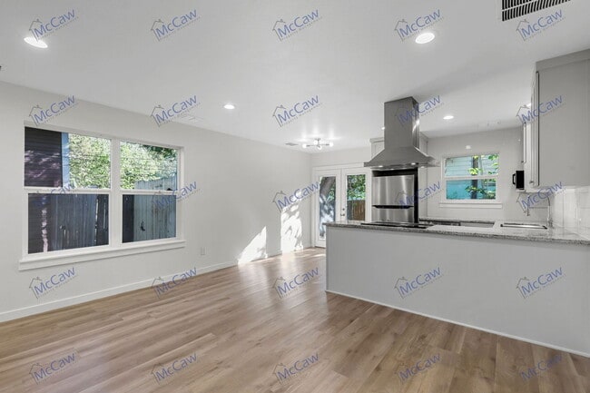 Building Photo - 2025 Grainger St