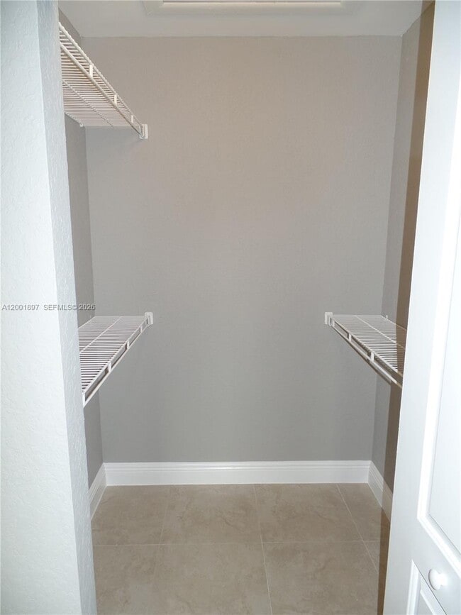 Building Photo - 2851 N Oakland Forest Dr