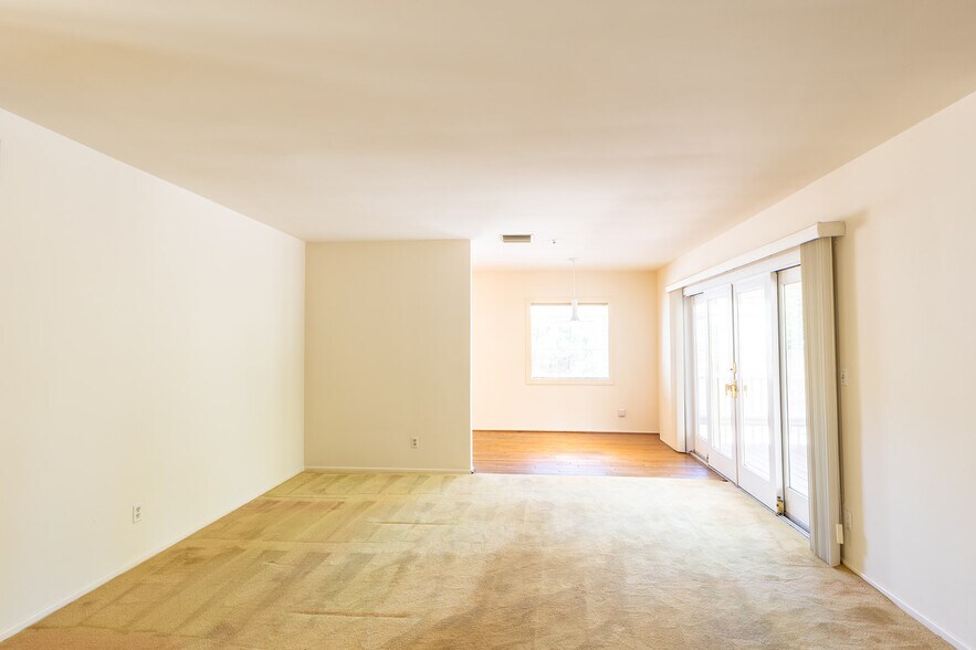 Living room to dining area - 7246 Hatillo Ave