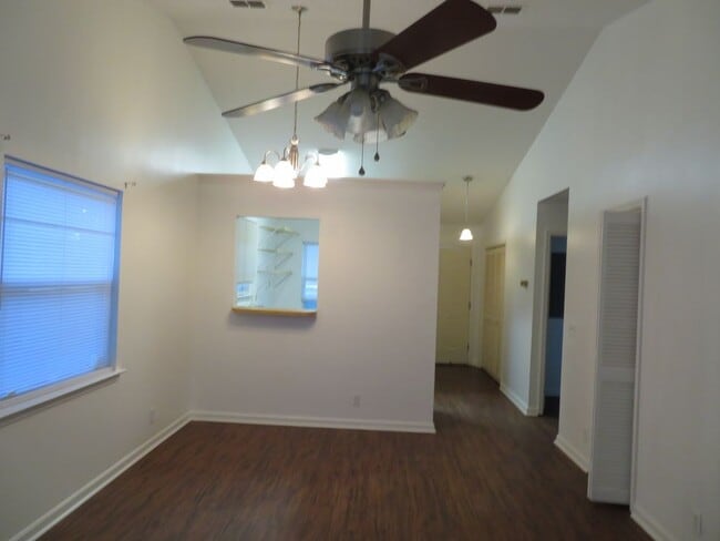 Building Photo - Lakemont