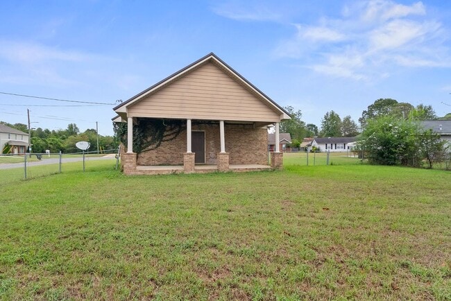 Building Photo - Charming 3 Bedroom 3 Bath Home Available i...