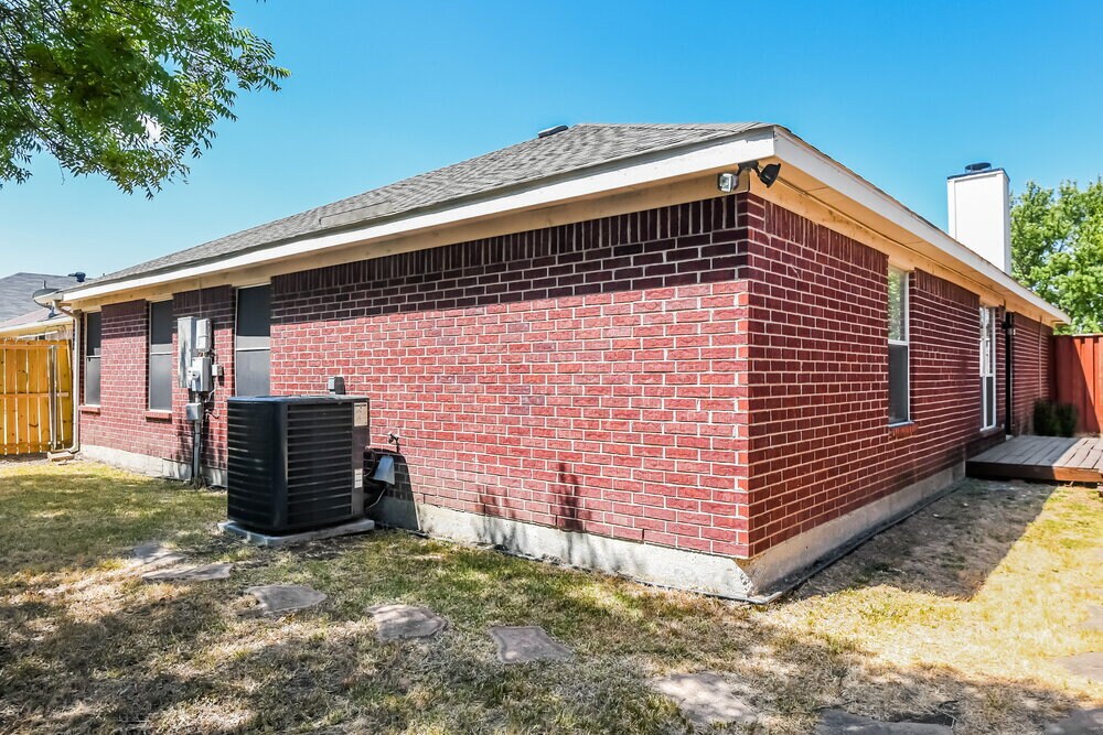 Building Photo - 7007 Rovato Dr