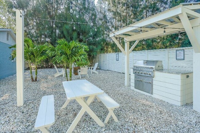 Building Photo - 3104 W San Juan St