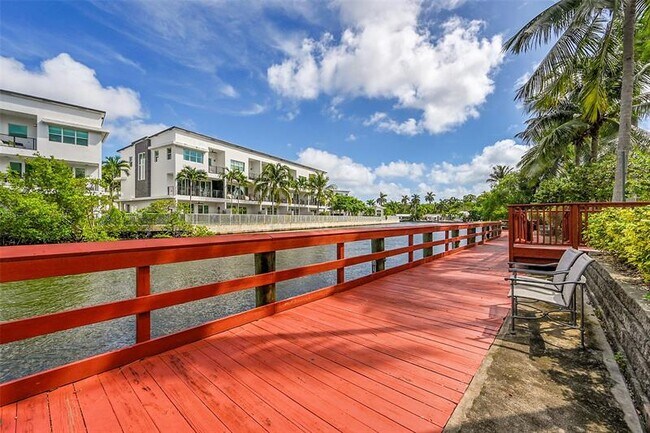 Building Photo - 2633 NE 14th Ave