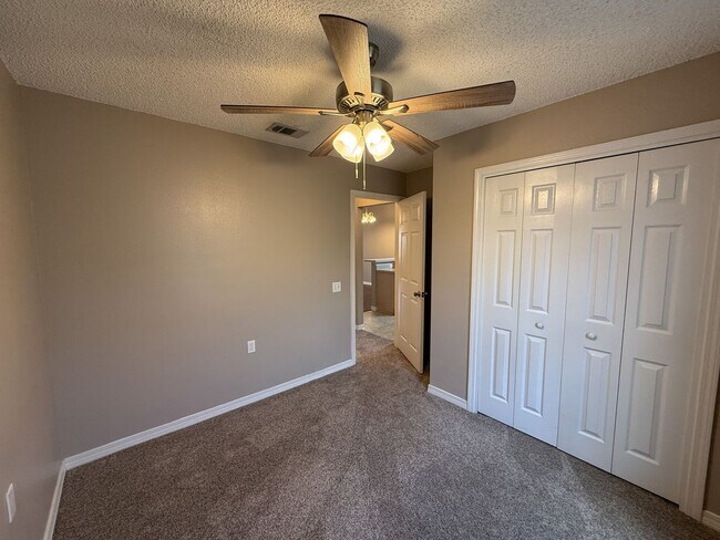 Building Photo - 2 bedroom 2 bath townhouse with community ...