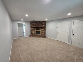 Building Photo - 13 Meadowbrook Ln