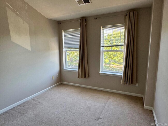 Building Photo - 25 Fairways Dr