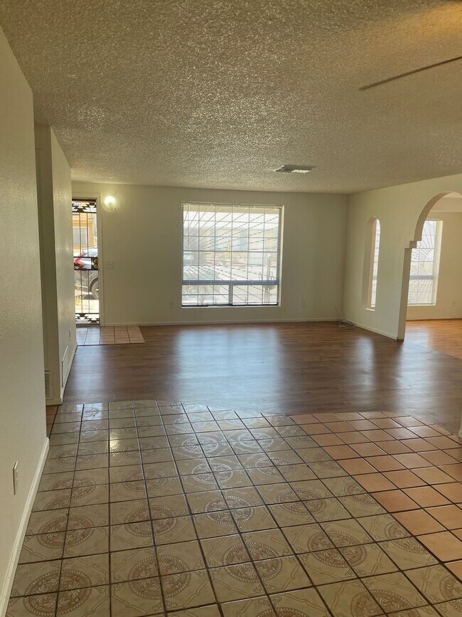 Building Photo - Lovely 4 Bedroom 2 Bath Home on Southwest ...