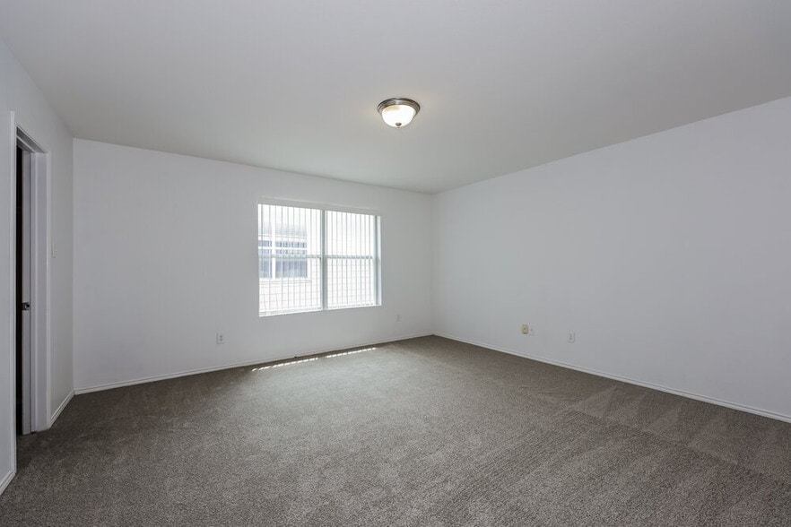 Building Photo - 10021 Blue Bell Dr