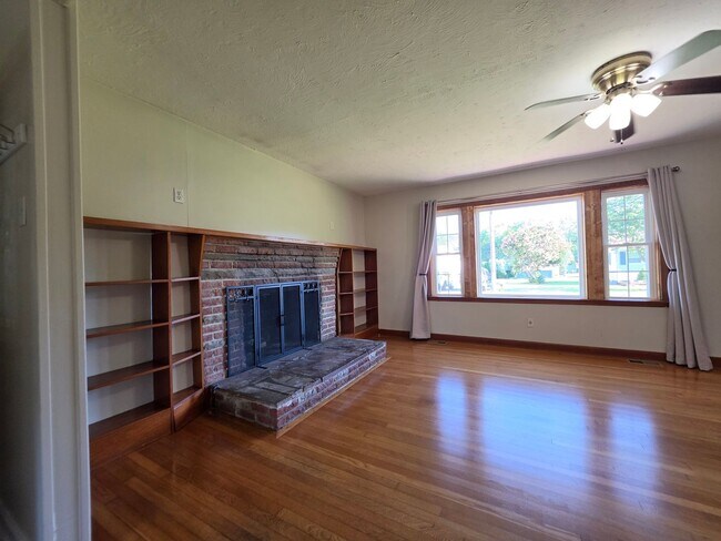 Building Photo - 3/1 in Elizabethton on corner lot in quiet neighborhood