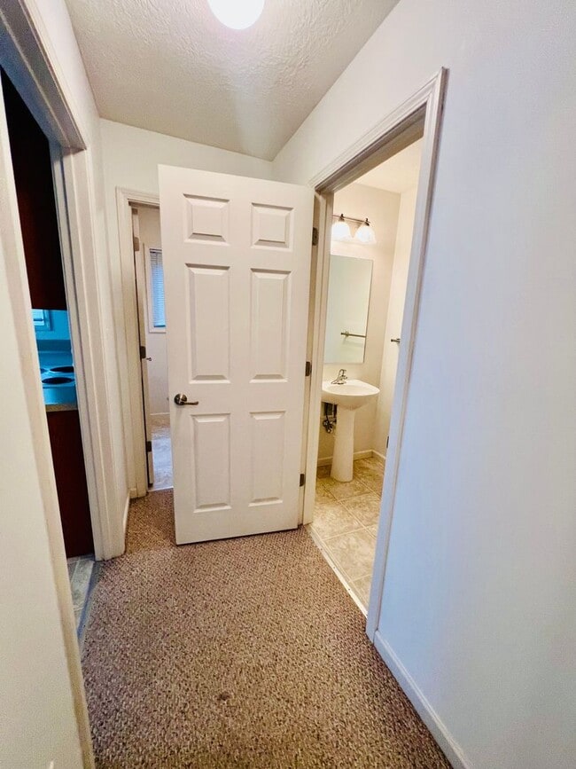 Building Photo - Townhouse Located at Pikes Place