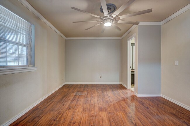 Building Photo - 4 bed 3 bath home!