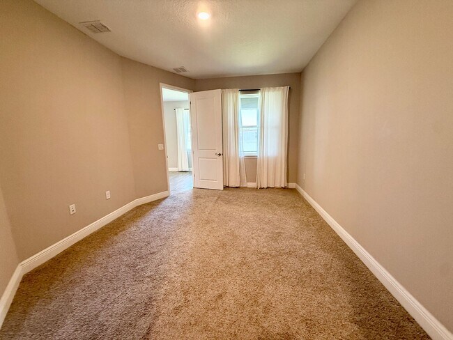 Building Photo - 5282 Neil Dr