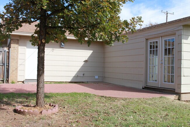 Building Photo - Updated 3/2/1 Great location for TTU/LCU/Medical District - Available AUGUST