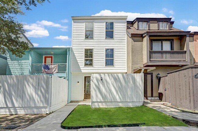 Building Photo - 2022 Lakewood Ct