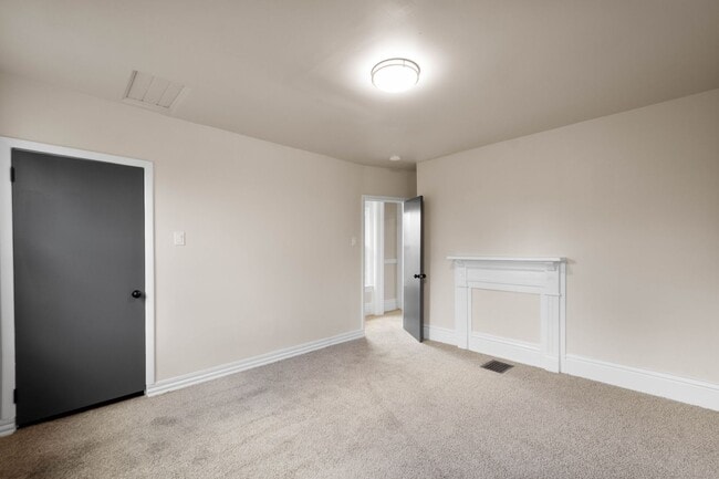 Building Photo - Stunning 2 Bedroom home in McKees Rocks available July 1!