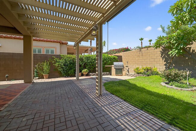 Building Photo - 60543 Desert Shadows Dr