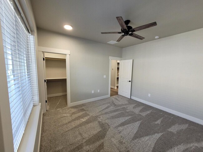 Building Photo - Stunning Townhome In Meridian!