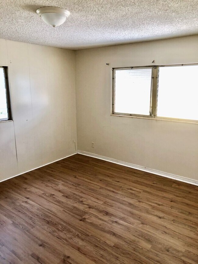 Building Photo - Beautiful 5BR/1BA Zephyrhills Home w/Brand...