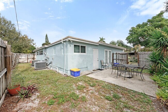 Building Photo - 112 Milton St