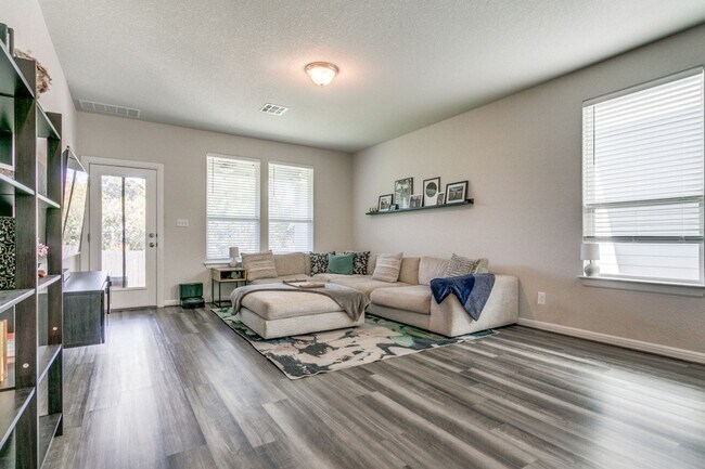 Building Photo - Beautiful Modern 2 story home!