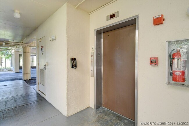 Building Photo - 8302 Marina Villa Dr