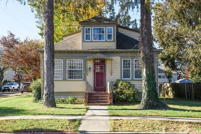 Primary Photo - Charming corner lot home for lease in East...