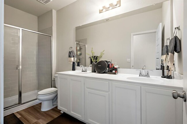 Building Photo - 8013 Lennon Dr
