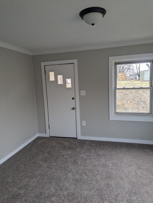 Building Photo - Freshly renovated 4 bedroom 2 bath home in...