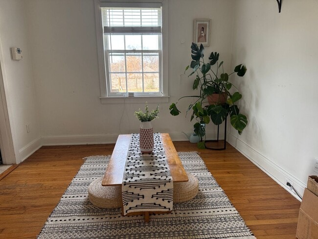 Building Photo - East Nashville cottage, 2BR 1 bath, fenced back, lawn care included, pet friendly