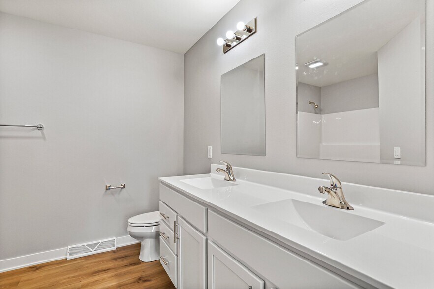 Master bath - 200 Chalet Dr