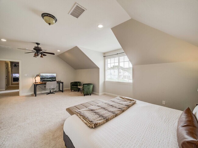 Building Photo - 200 Cove Dr