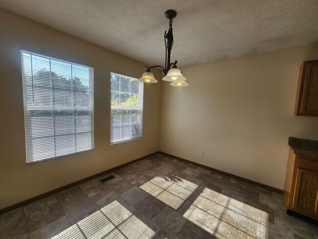 Building Photo - Enjoy comfortable living in this spacious all-electric home