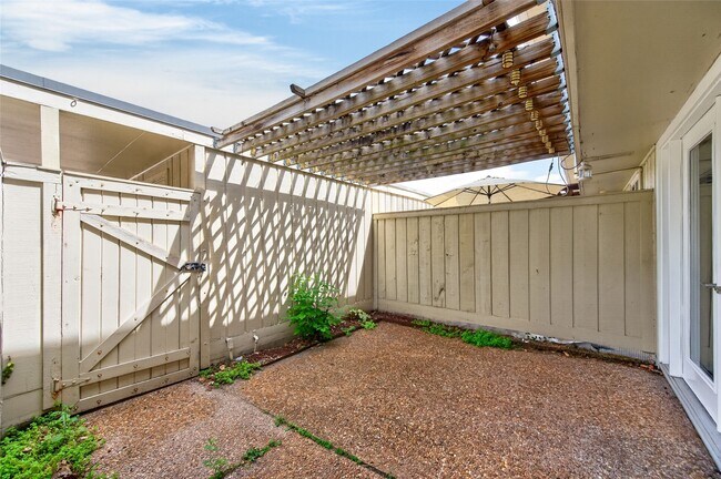 Building Photo - 2109 Lander Ln