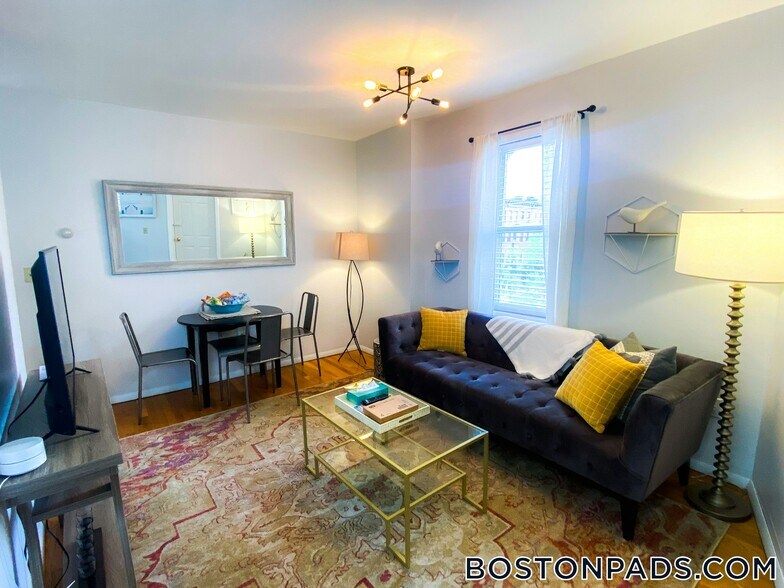 Building Photo - 1004 Tremont St