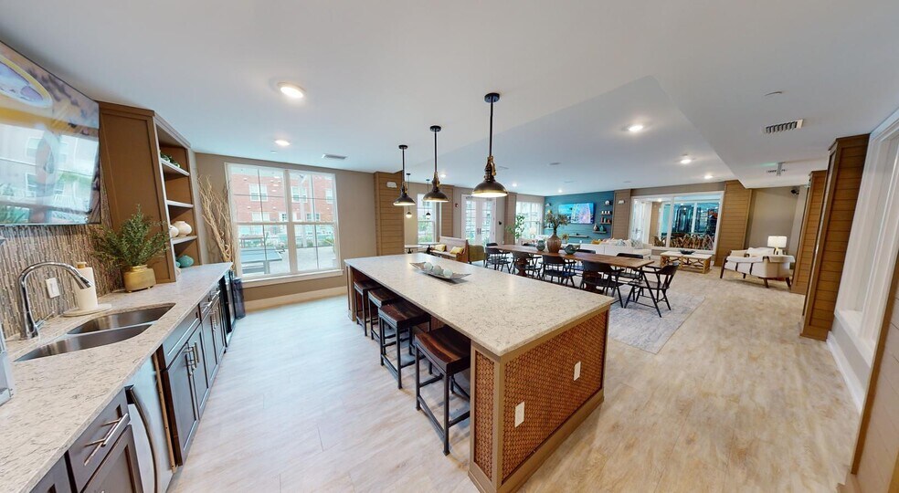 Building Photo - 5885 Lakehurst Dr