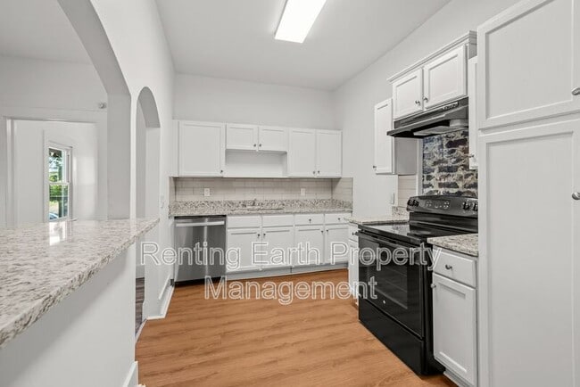 Building Photo - 609 34th St S