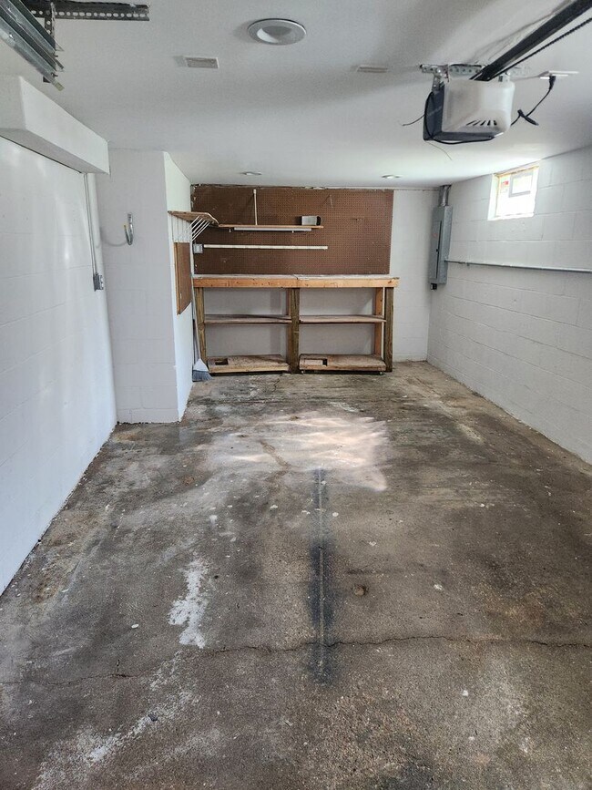 Building Photo - 3/2/1 Newly remodeled Plattsmouth house!