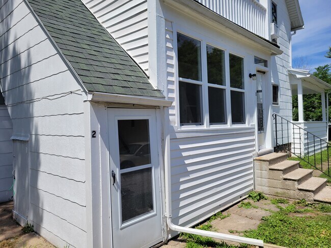 Building Photo - 817 W Spencer St
